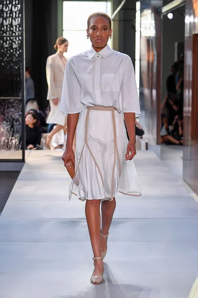 Look 15